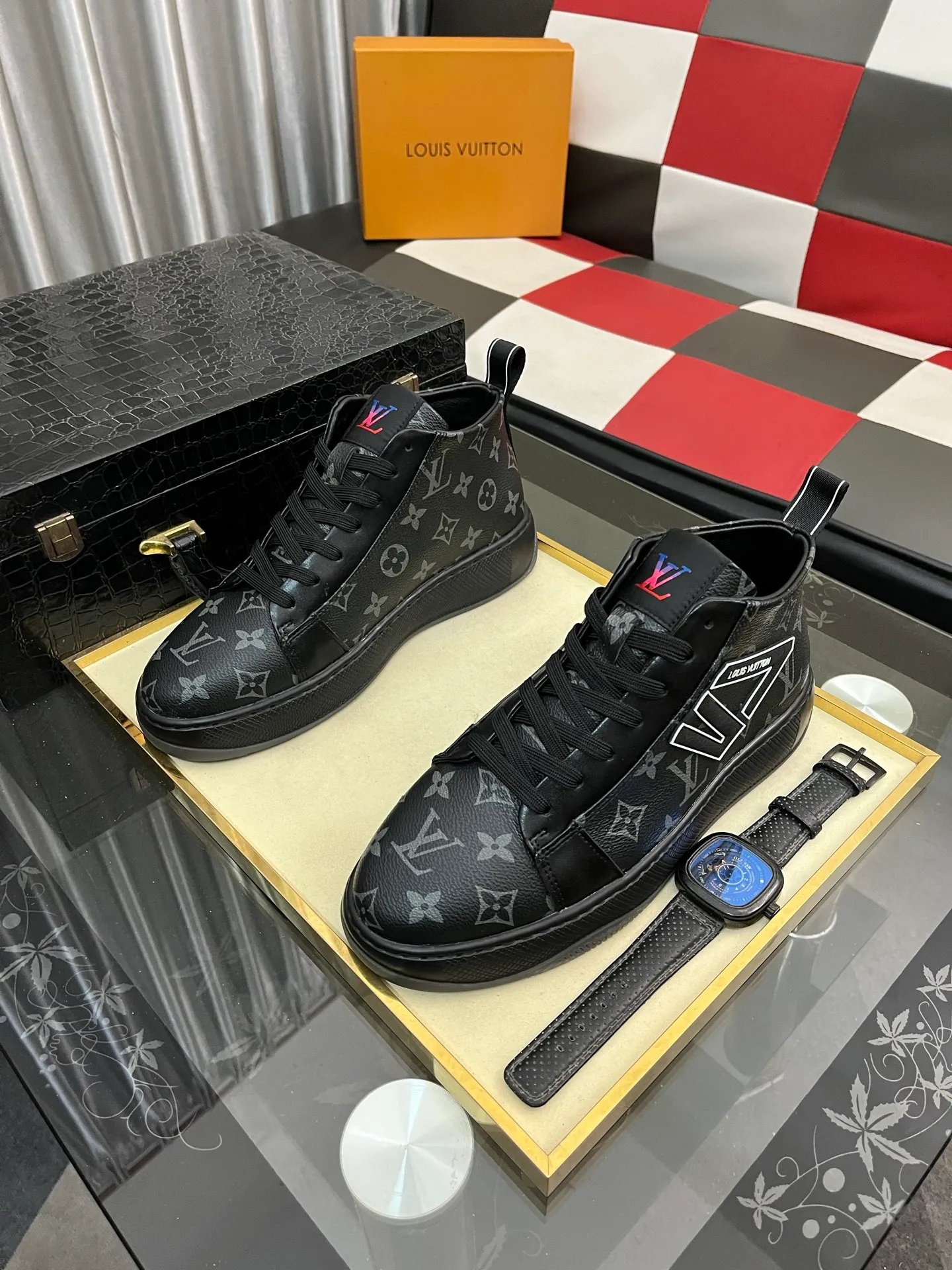 Men's shoes 💰: 438⌚️⌚️《Louis vuitton/LV Louis Vuitton》original quality.~ Unique modern style sneakers. 🏃A must-have casual shoe for trendy men😍😍 Original brand imported from Italy, imported original leather, cowhide lining (refuses to discolor and grind feet) sole: original sole provided by the original factory, French lazy style design ⚠️Fit to the feet, original quality, super comfortable original sole. Code number: 38-443️⃣Colors available